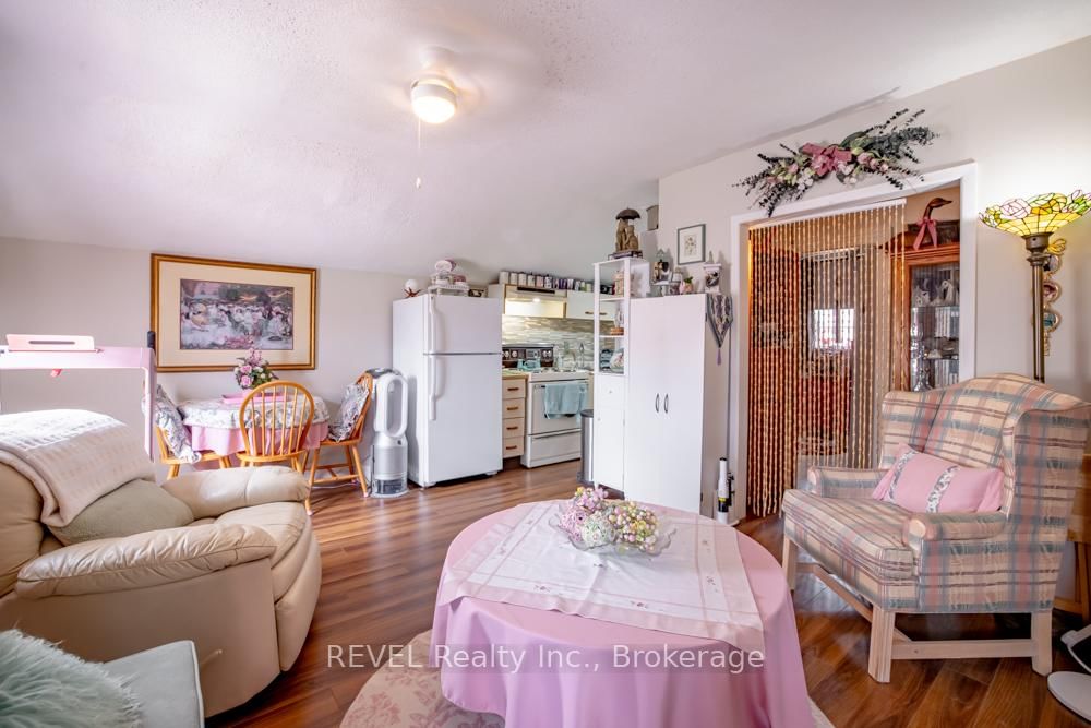 Detached House for sale at 10 Wiley Street, St. Catharines, Ontario, L2R 4E5 - Downtown - MLS: X13005136