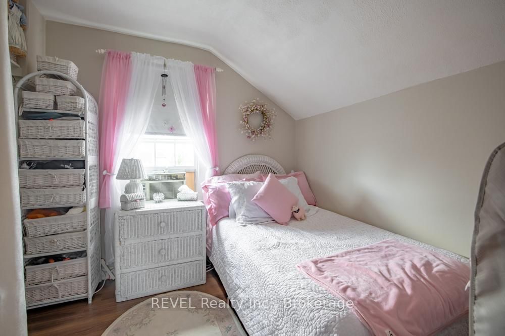 Detached House for sale at 10 Wiley Street, St. Catharines, Ontario, L2R 4E5 - Downtown - MLS: X13005136