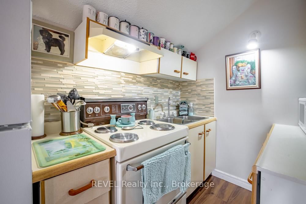 Detached House for sale at 10 Wiley Street, St. Catharines, Ontario, L2R 4E5 - Downtown - MLS: X13005136