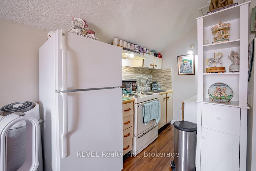 Detached House for sale at 10 Wiley Street, St. Catharines, Ontario, L2R 4E5 - Downtown - MLS: X13005136