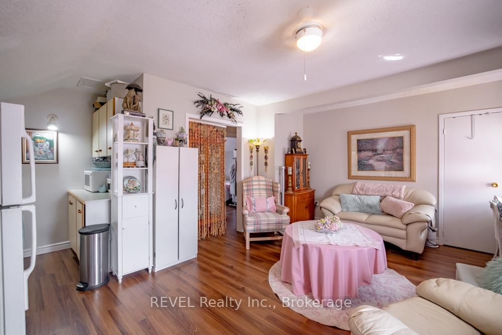 Detached House for sale at 10 Wiley Street, St. Catharines, Ontario, L2R 4E5 - Downtown - MLS: X13005136