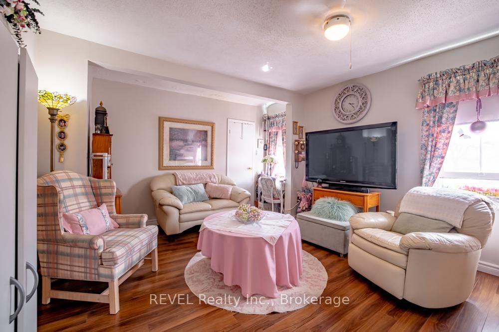 Detached House for sale at 10 Wiley Street, St. Catharines, Ontario, L2R 4E5 - Downtown - MLS: X13005136