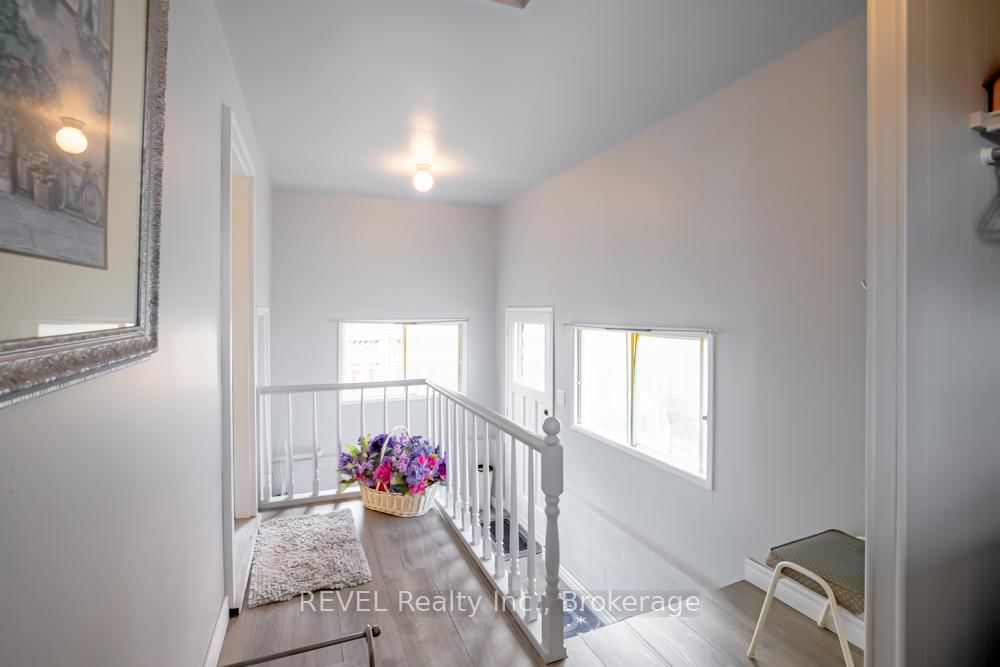 Detached House for sale at 10 Wiley Street, St. Catharines, Ontario, L2R 4E5 - Downtown - MLS: X13005136