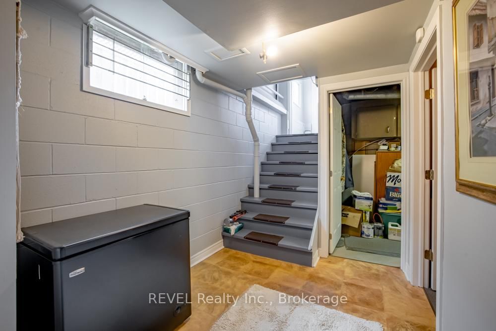 Detached House for sale at 10 Wiley Street, St. Catharines, Ontario, L2R 4E5 - Downtown - MLS: X13005136