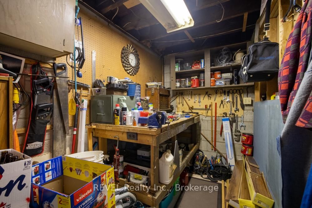 Detached House for sale at 10 Wiley Street, St. Catharines, Ontario, L2R 4E5 - Downtown - MLS: X13005136