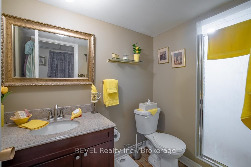 Detached House for sale at 10 Wiley Street, St. Catharines, Ontario, L2R 4E5 - Downtown - MLS: X13005136