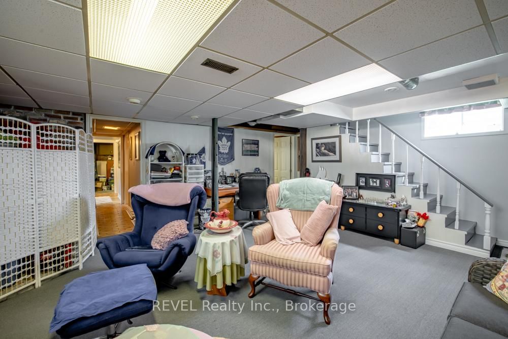 Detached House for sale at 10 Wiley Street, St. Catharines, Ontario, L2R 4E5 - Downtown - MLS: X13005136