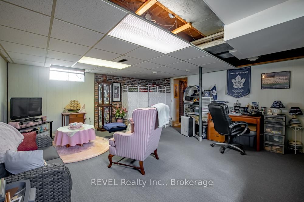 Detached House for sale at 10 Wiley Street, St. Catharines, Ontario, L2R 4E5 - Downtown - MLS: X13005136