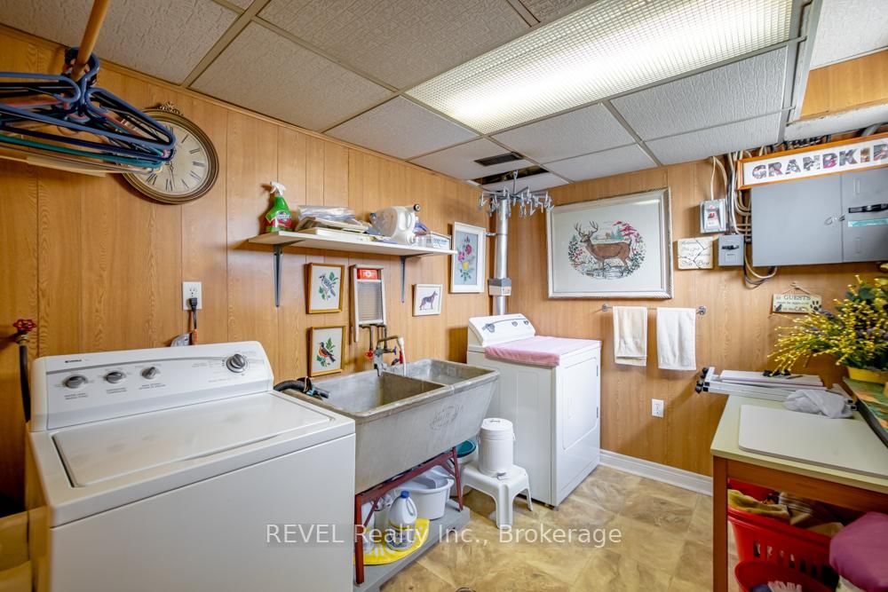 Detached House for sale at 10 Wiley Street, St. Catharines, Ontario, L2R 4E5 - Downtown - MLS: X13005136