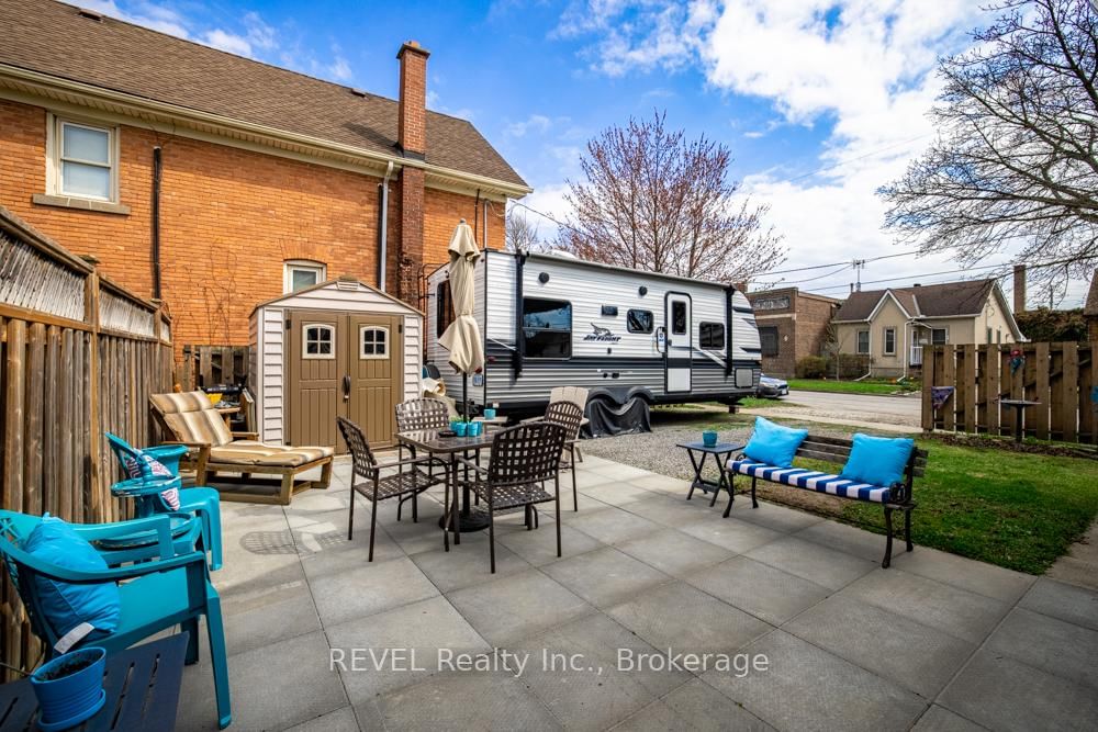 Detached House for sale at 10 Wiley Street, St. Catharines, Ontario, L2R 4E5 - Downtown - MLS: X13005136