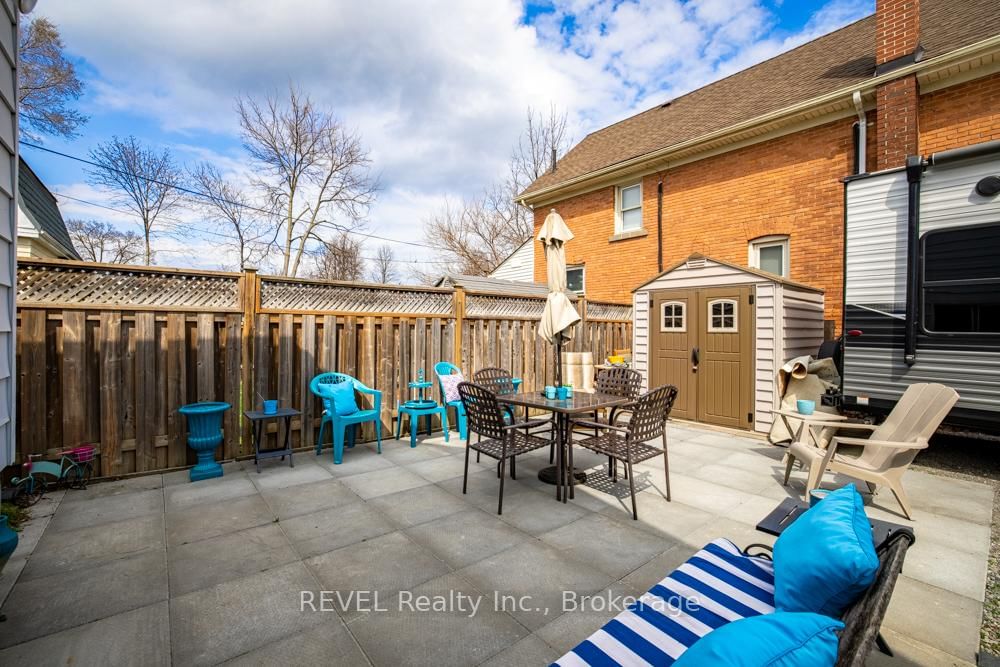 Detached House for sale at 10 Wiley Street, St. Catharines, Ontario, L2R 4E5 - Downtown - MLS: X13005136