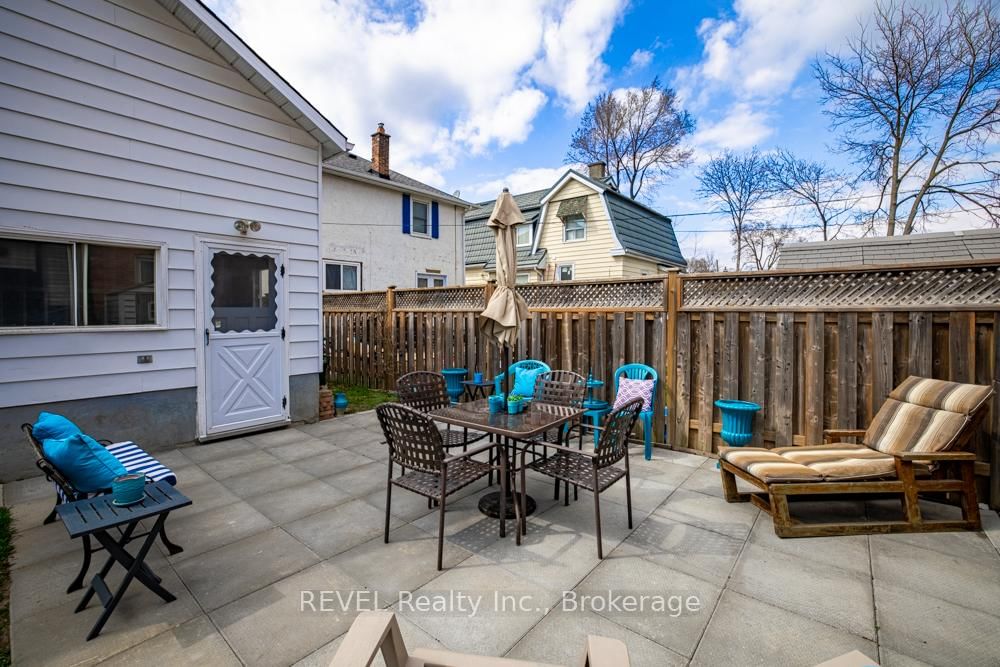 Detached House for sale at 10 Wiley Street, St. Catharines, Ontario, L2R 4E5 - Downtown - MLS: X13005136