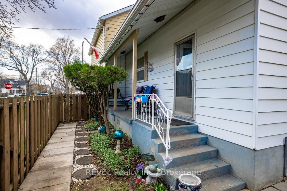 Detached House for sale at 10 Wiley Street, St. Catharines, Ontario, L2R 4E5 - Downtown - MLS: X13005136