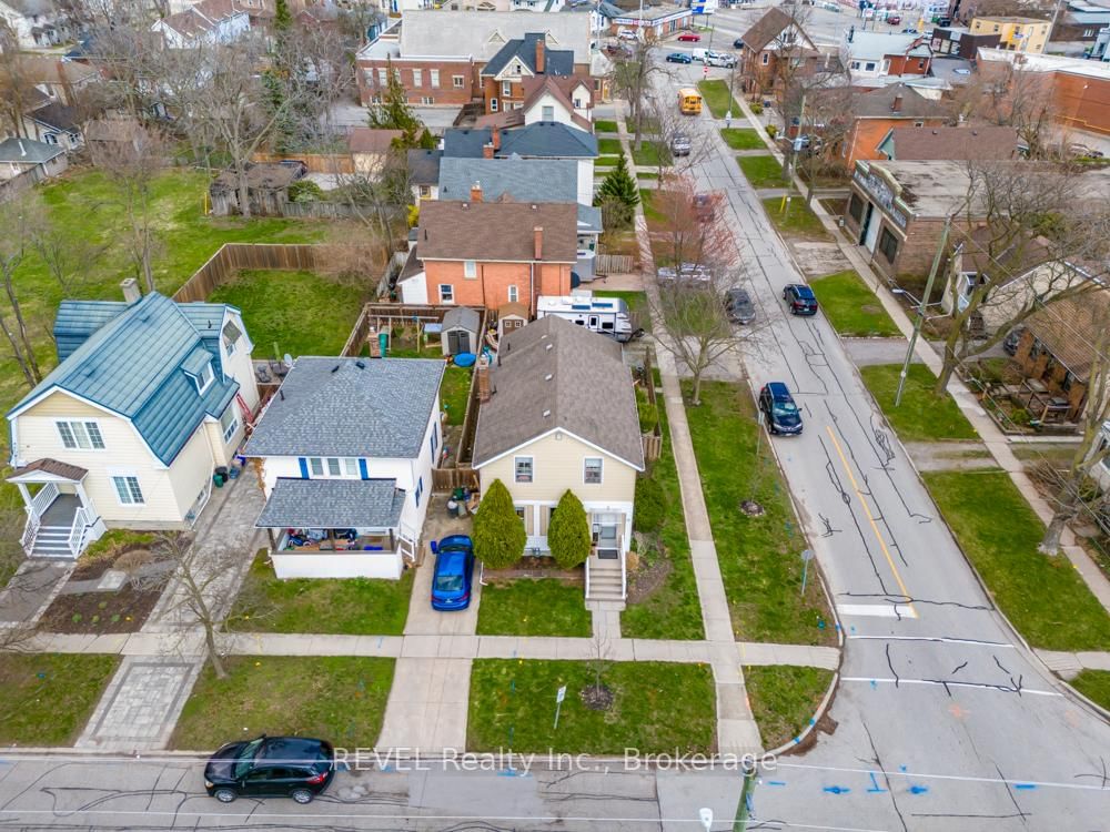 Detached House for sale at 10 Wiley Street, St. Catharines, Ontario, L2R 4E5 - Downtown - MLS: X13005136