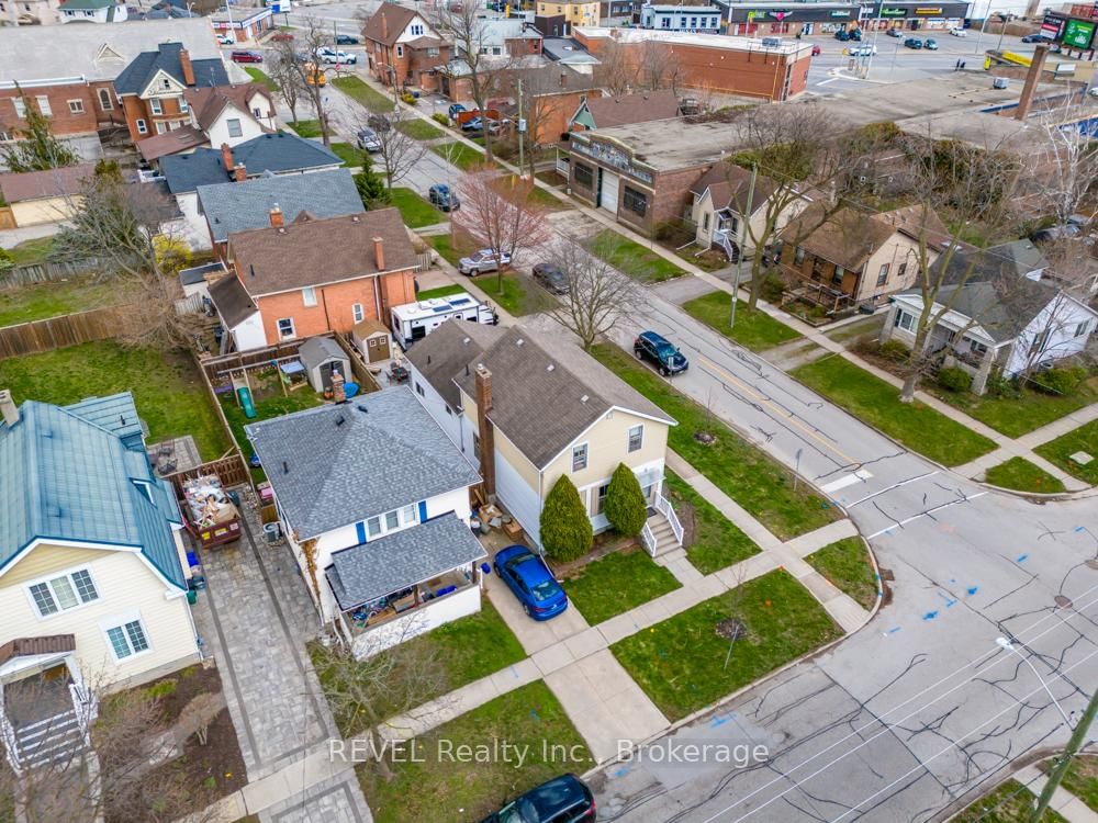 Detached House for sale at 10 Wiley Street, St. Catharines, Ontario, L2R 4E5 - Downtown - MLS: X13005136