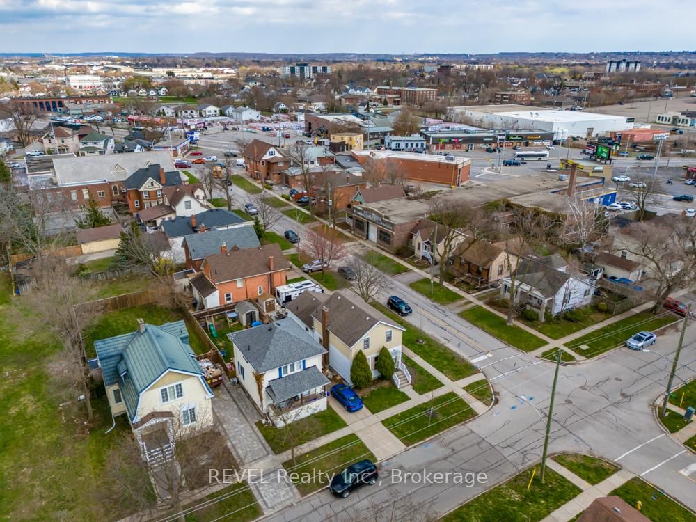 Detached House for sale at 10 Wiley Street, St. Catharines, Ontario, L2R 4E5 - Downtown - MLS: X13005136