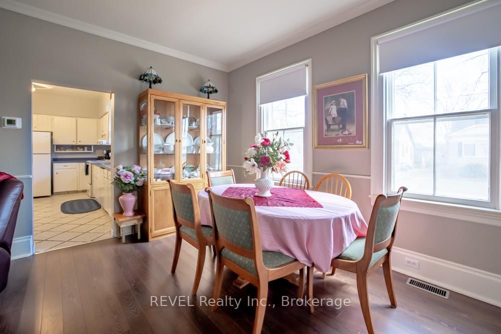 Detached House for sale at 10 Wiley Street, St. Catharines, Ontario, L2R 4E5 - Downtown - MLS: X13005136