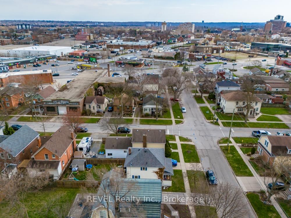 Detached House for sale at 10 Wiley Street, St. Catharines, Ontario, L2R 4E5 - Downtown - MLS: X13005136