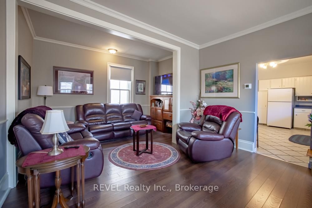 Detached House for sale at 10 Wiley Street, St. Catharines, Ontario, L2R 4E5 - Downtown - MLS: X13005136