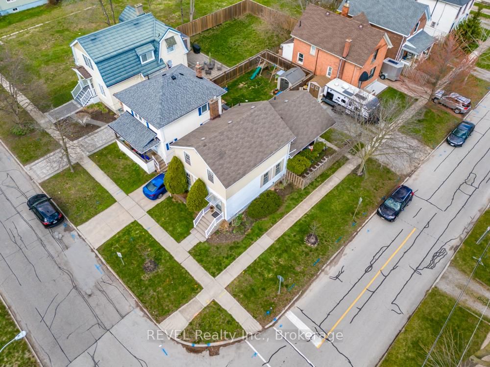 Detached House for sale at 10 Wiley Street, St. Catharines, Ontario, L2R 4E5 - Downtown - MLS: X13005136