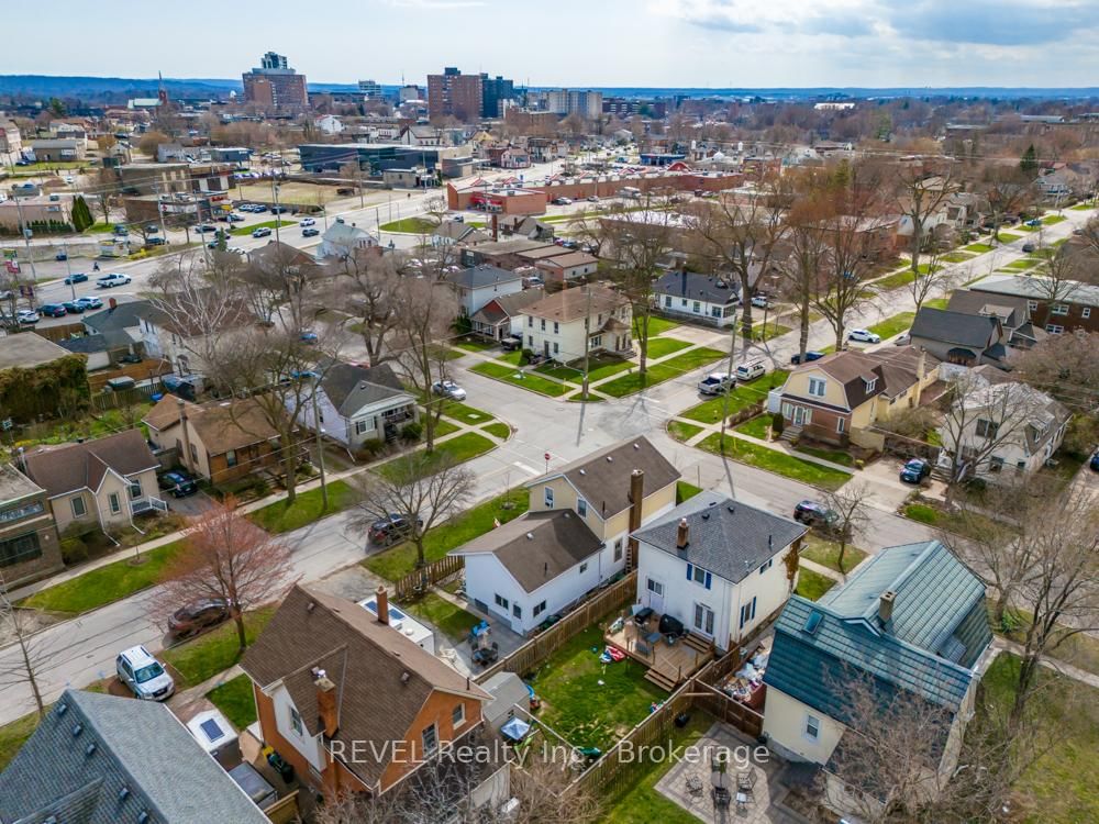 Detached House for sale at 10 Wiley Street, St. Catharines, Ontario, L2R 4E5 - Downtown - MLS: X13005136
