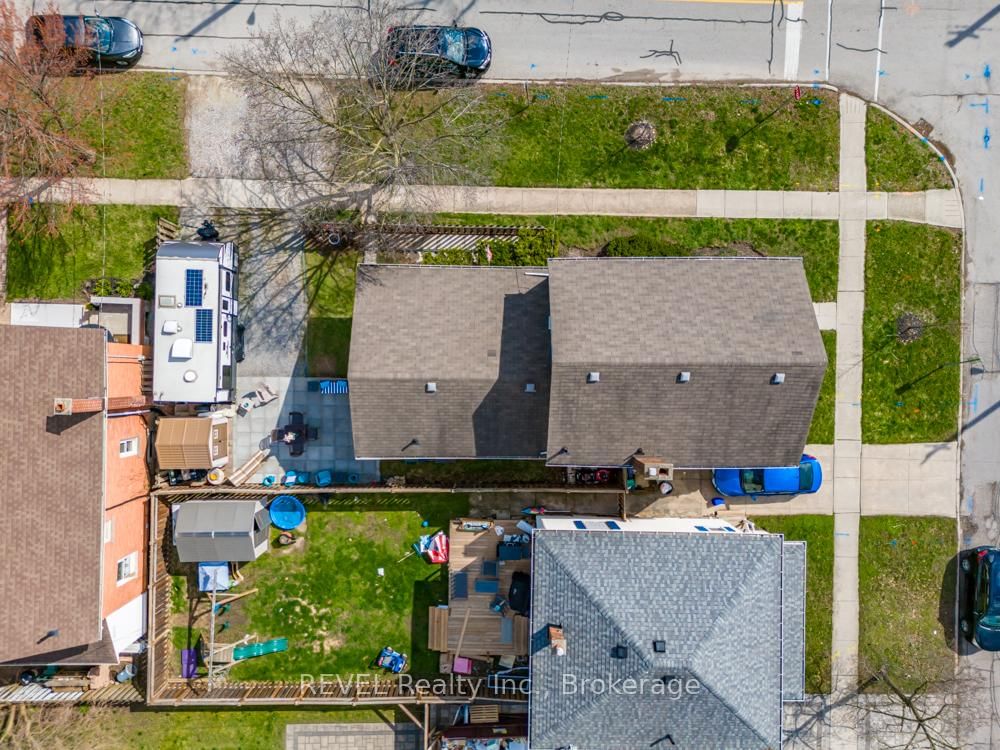 Detached House for sale at 10 Wiley Street, St. Catharines, Ontario, L2R 4E5 - Downtown - MLS: X13005136