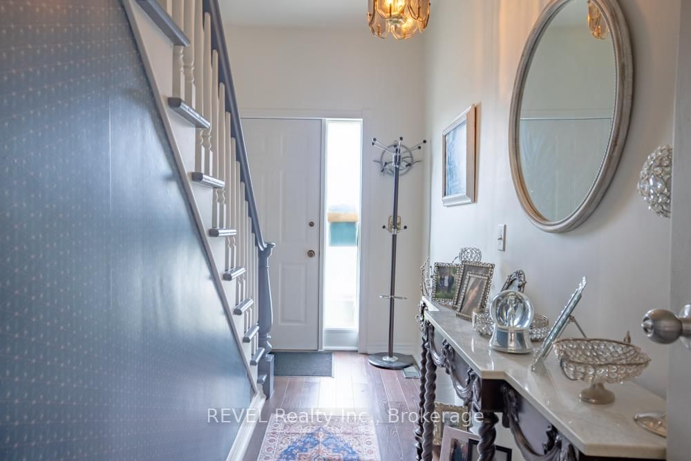 Detached House for sale at 10 Wiley Street, St. Catharines, Ontario, L2R 4E5 - Downtown - MLS: X13005136