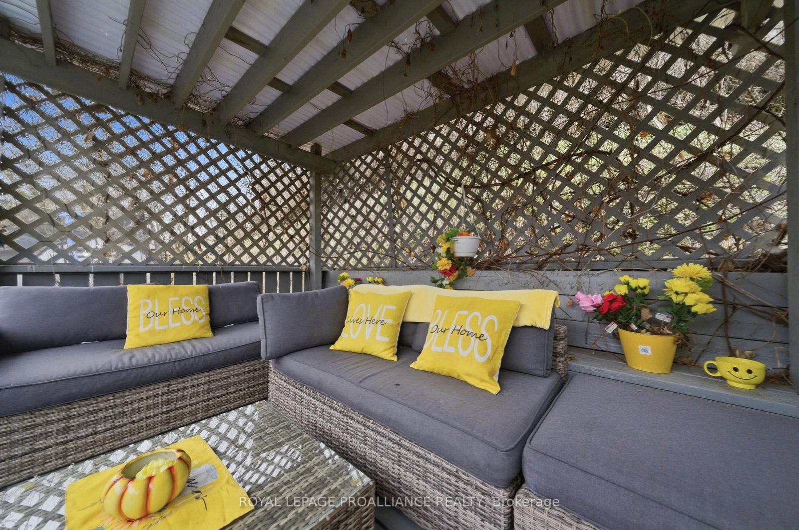 Detached House for sale at 19 Allore Avenue, Quinte West, Ontario, K8V 6K2 - Trenton Ward - MLS: X13005270