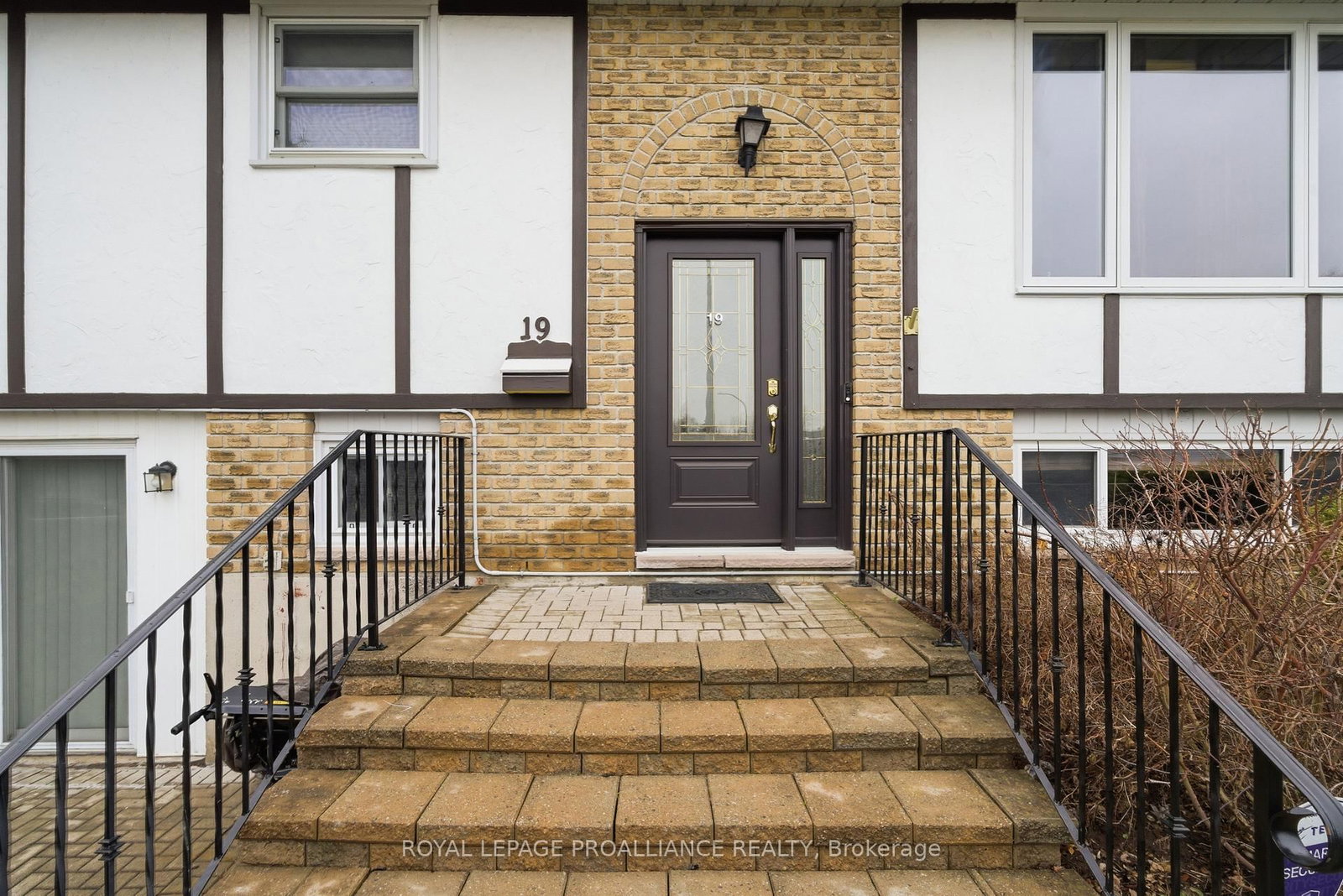 Detached House for sale at 19 Allore Avenue, Quinte West, Ontario, K8V 6K2 - Trenton Ward - MLS: X13005270