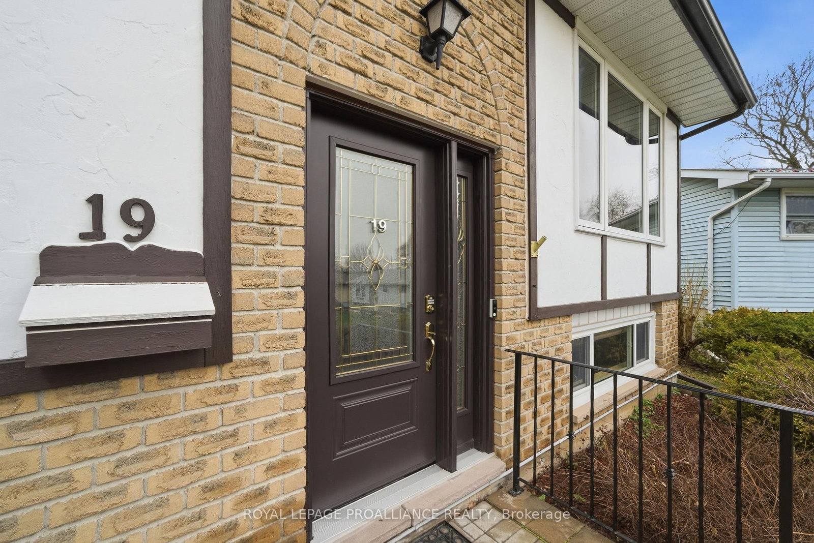 Detached House for sale at 19 Allore Avenue, Quinte West, Ontario, K8V 6K2 - Trenton Ward - MLS: X13005270