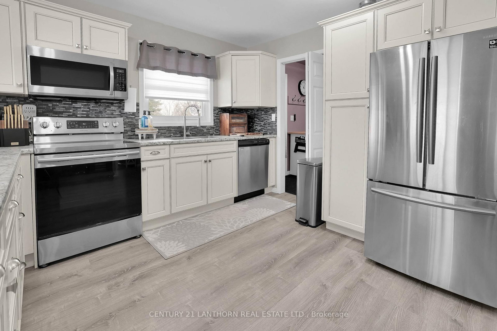 Listing Image 19