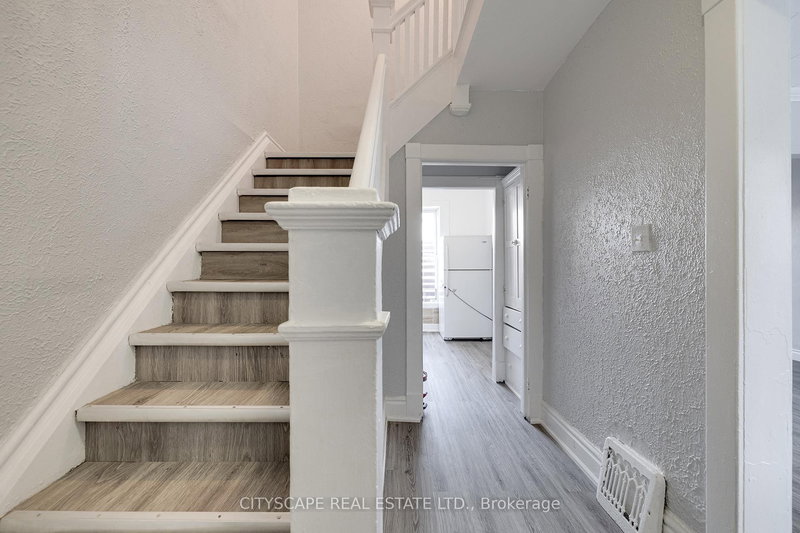 B - 61 Eby St S, Kitchener, N2G 3K9 | Image 2