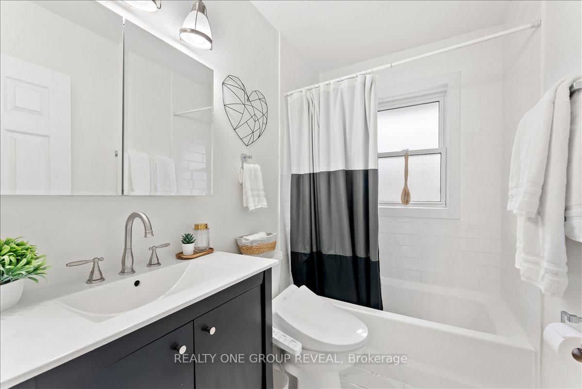 Detached House for sale at 376 Bellevue Street, Peterborough, Ontario, K9H 5G2 - Northcrest Ward 5 - MLS: X13006334