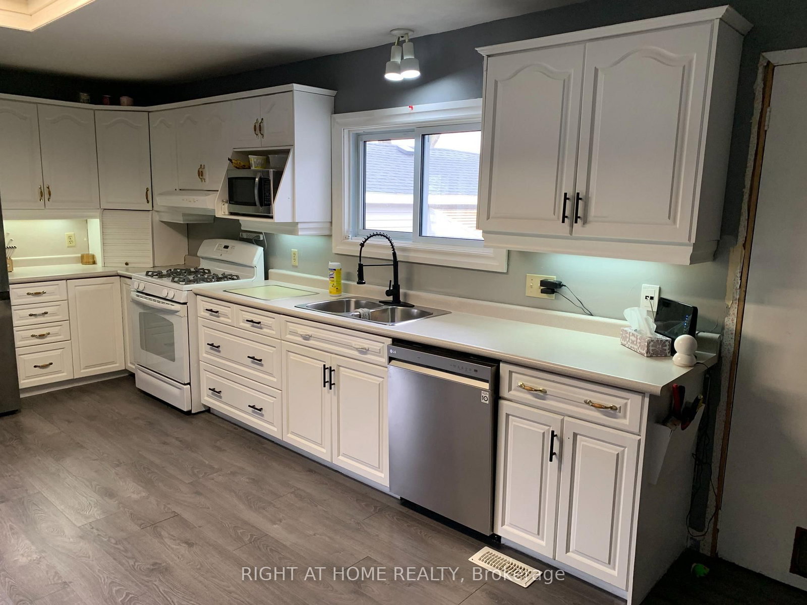 176 KING Street • Southwest Middlesex, ON photo 12