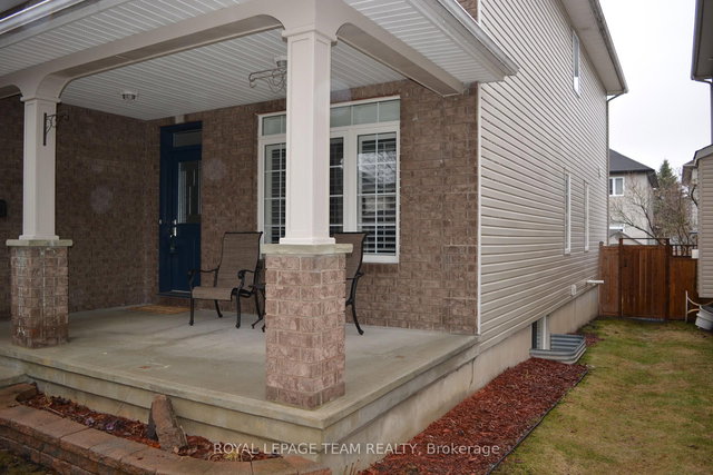 8 Thunderbird Crescent