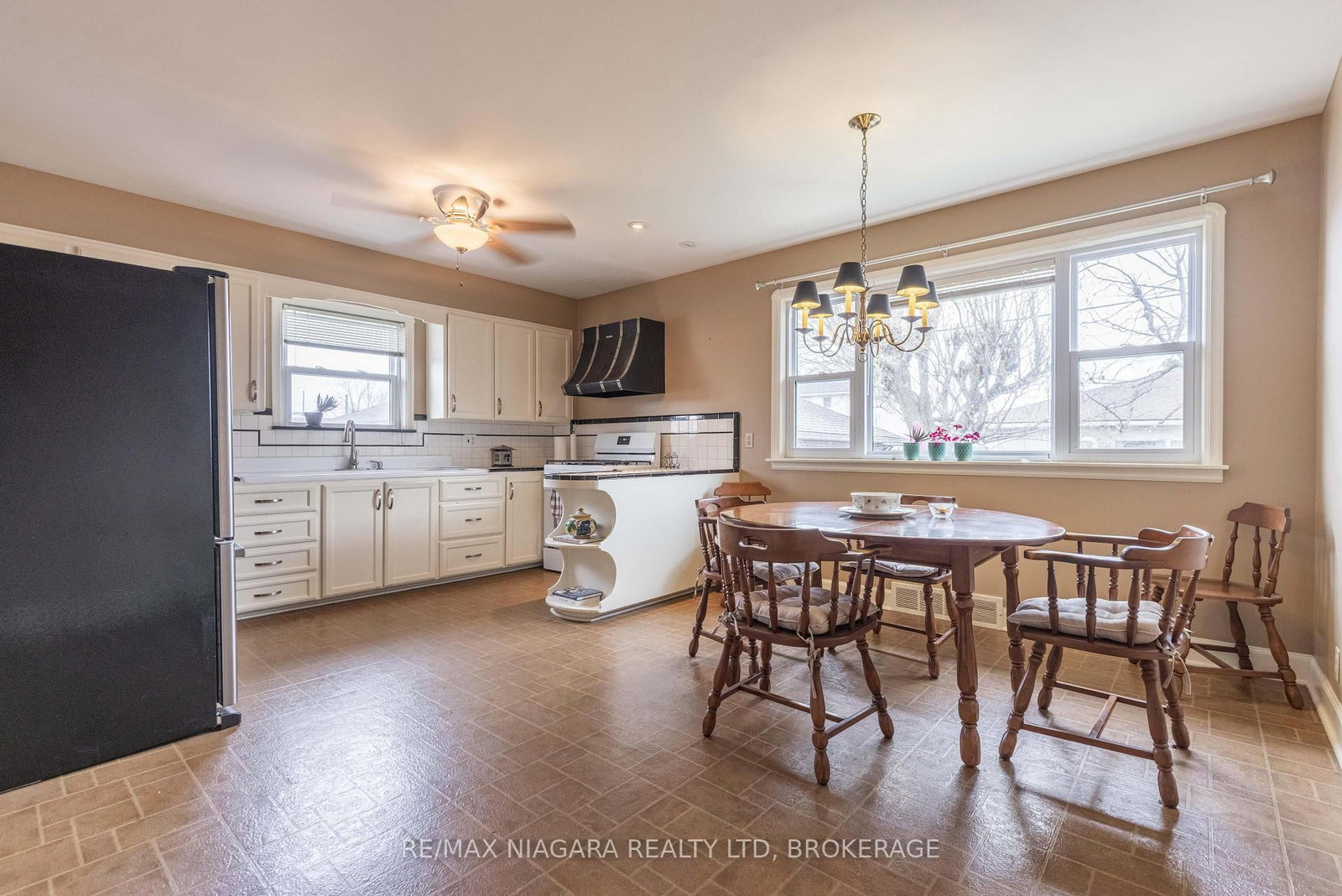 Detached House for sale at 129 Idylewylde Street, Fort Erie, Ontario, L2A 2L2 - Central - MLS: X13007276