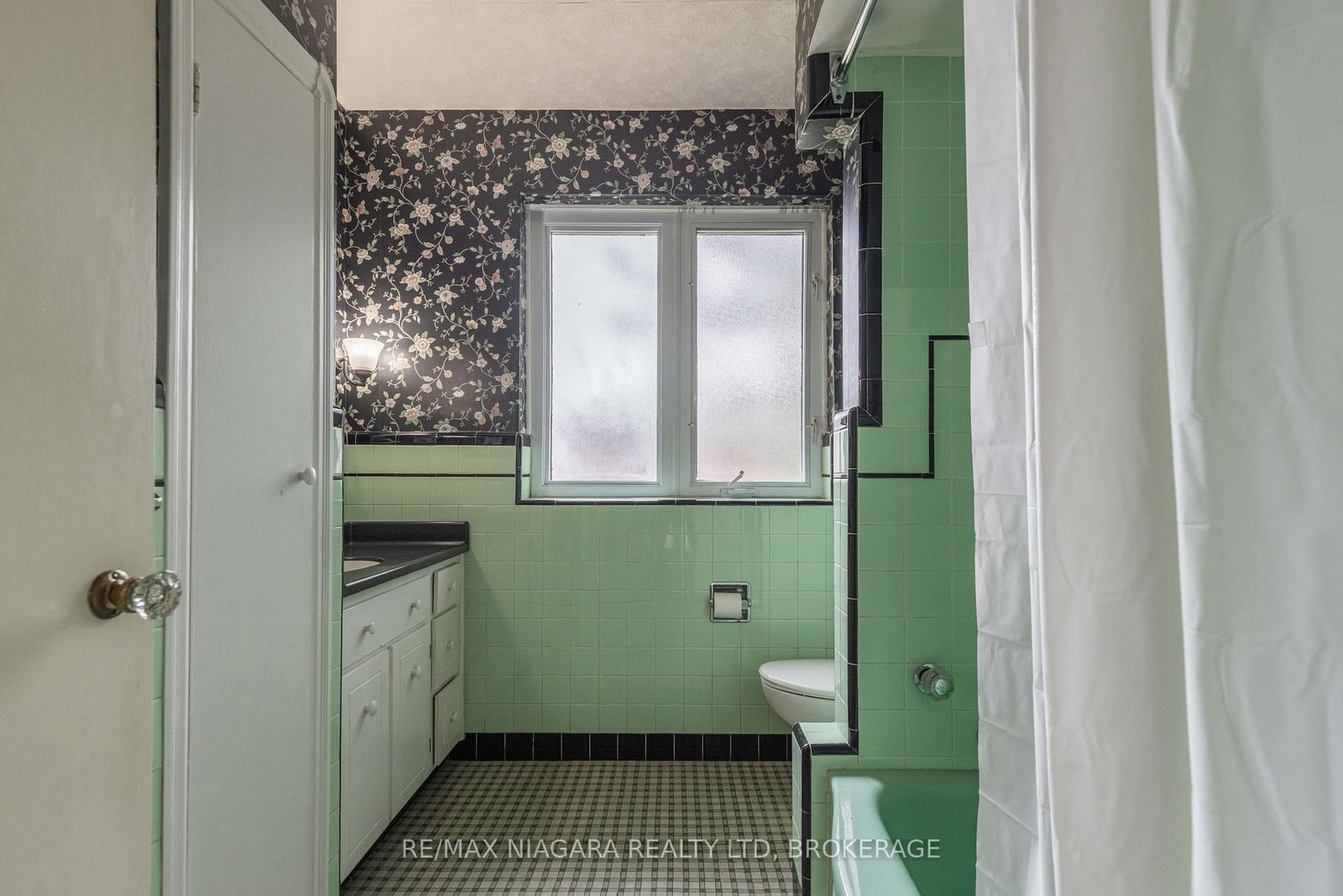 Detached House for sale at 129 Idylewylde Street, Fort Erie, Ontario, L2A 2L2 - Central - MLS: X13007276