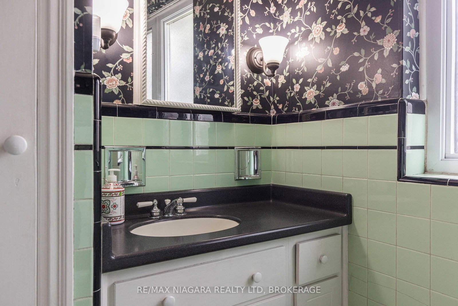 Detached House for sale at 129 Idylewylde Street, Fort Erie, Ontario, L2A 2L2 - Central - MLS: X13007276