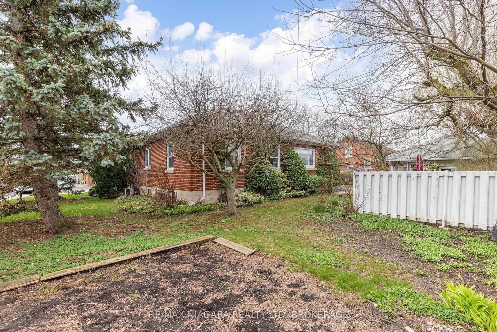 Detached House for sale at 129 Idylewylde Street, Fort Erie, Ontario, L2A 2L2 - Central - MLS: X13007276