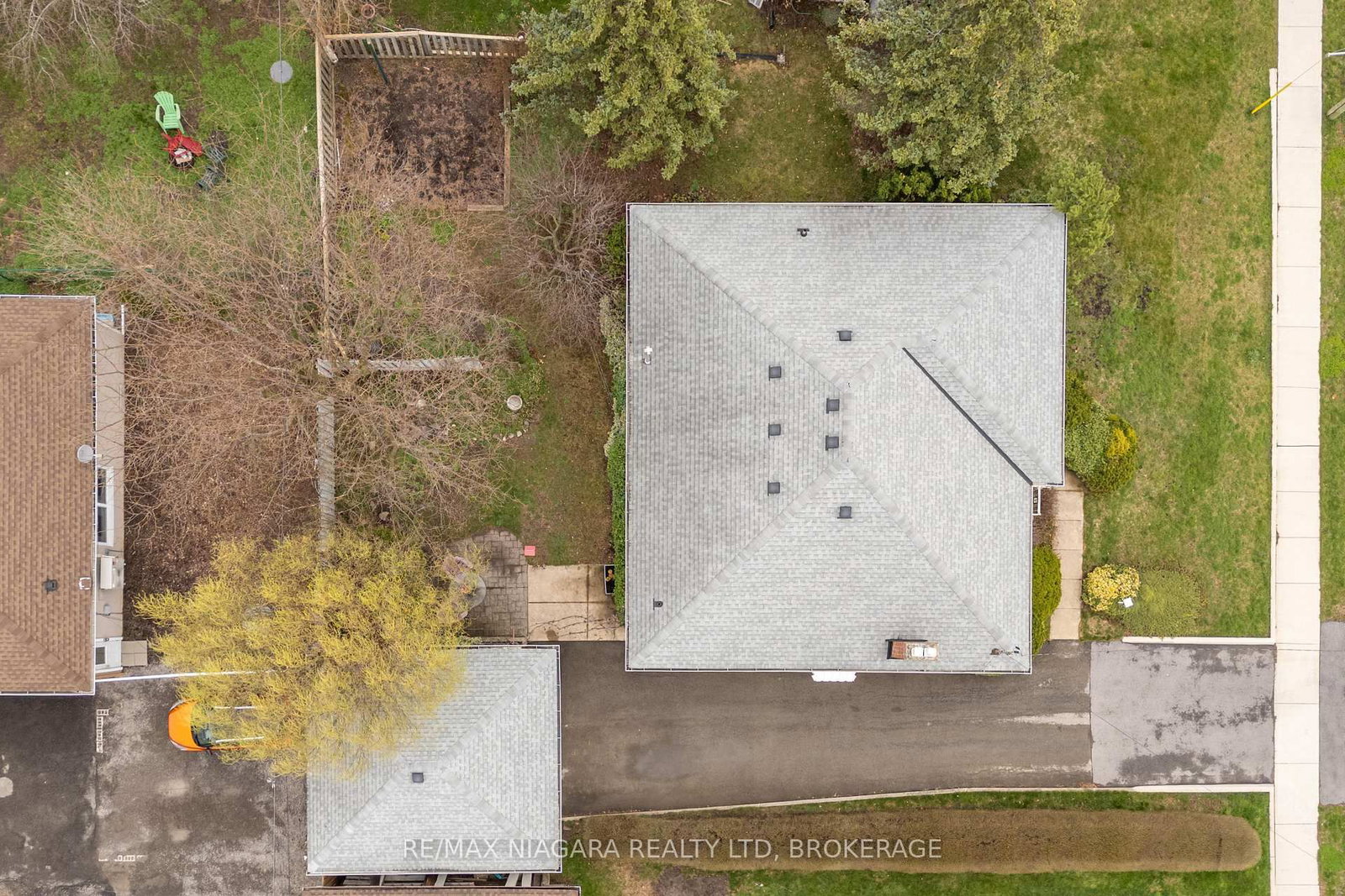 Detached House for sale at 129 Idylewylde Street, Fort Erie, Ontario, L2A 2L2 - Central - MLS: X13007276