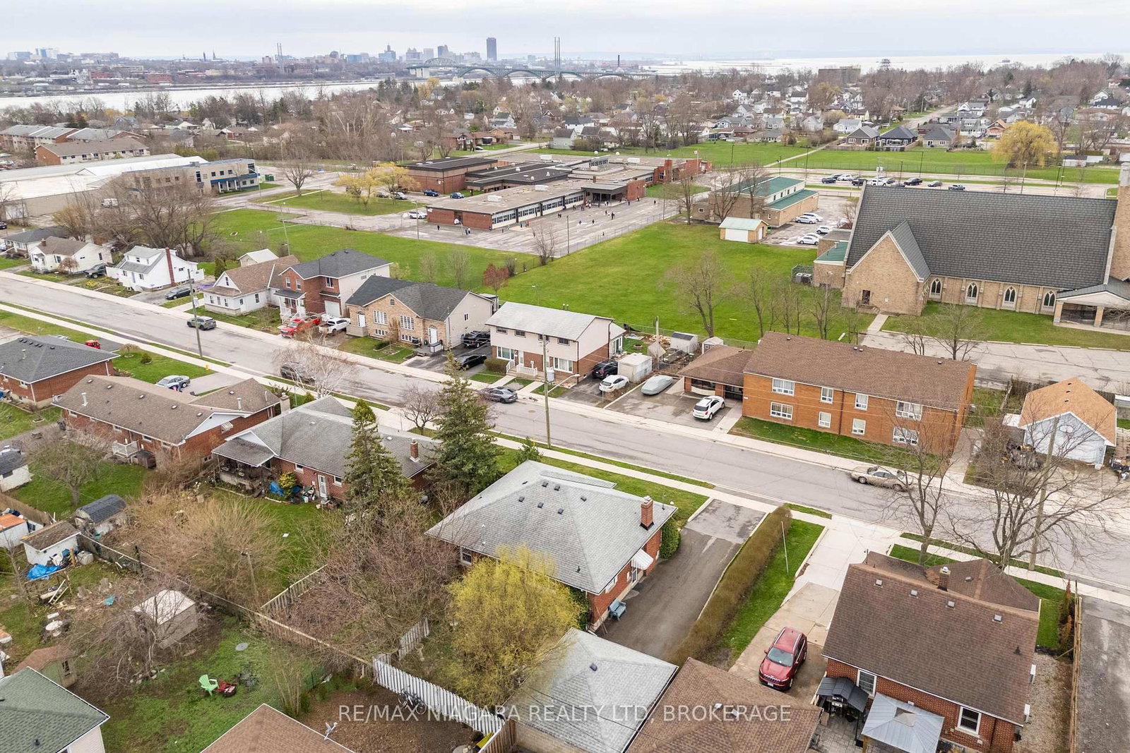 Detached House for sale at 129 Idylewylde Street, Fort Erie, Ontario, L2A 2L2 - Central - MLS: X13007276