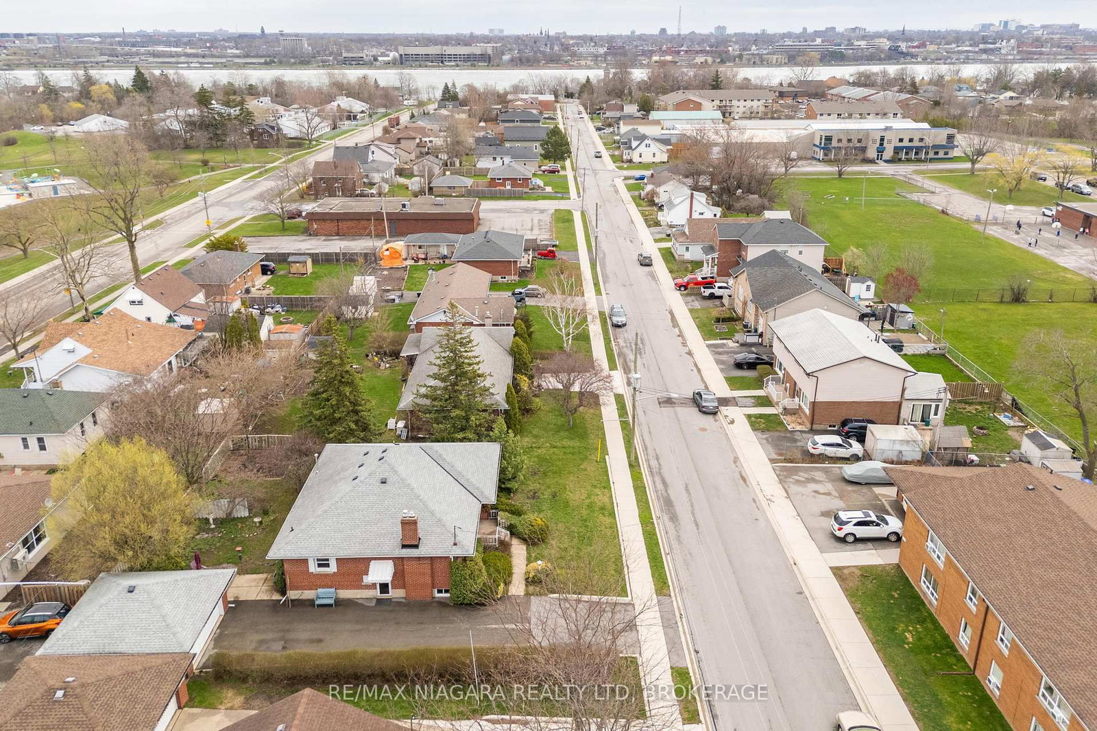 Detached House for sale at 129 Idylewylde Street, Fort Erie, Ontario, L2A 2L2 - Central - MLS: X13007276