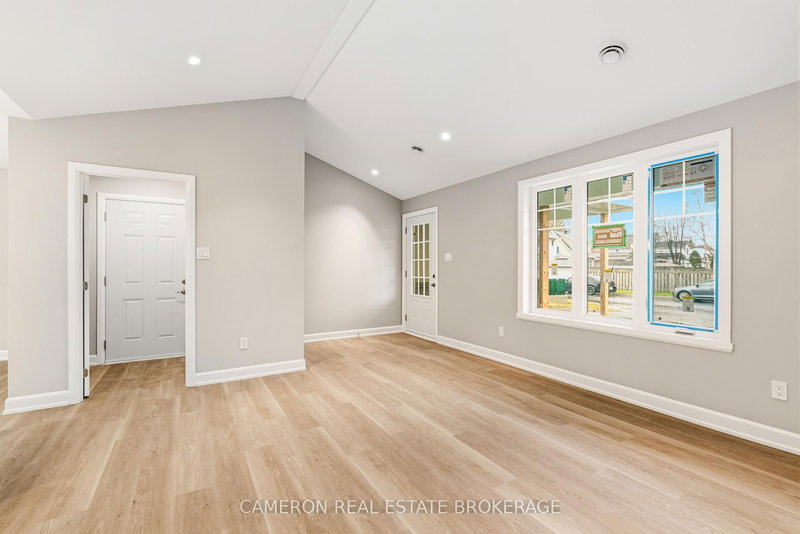 10 Whittaker Cres, Cornwall, K6H 0J6 | Image 2