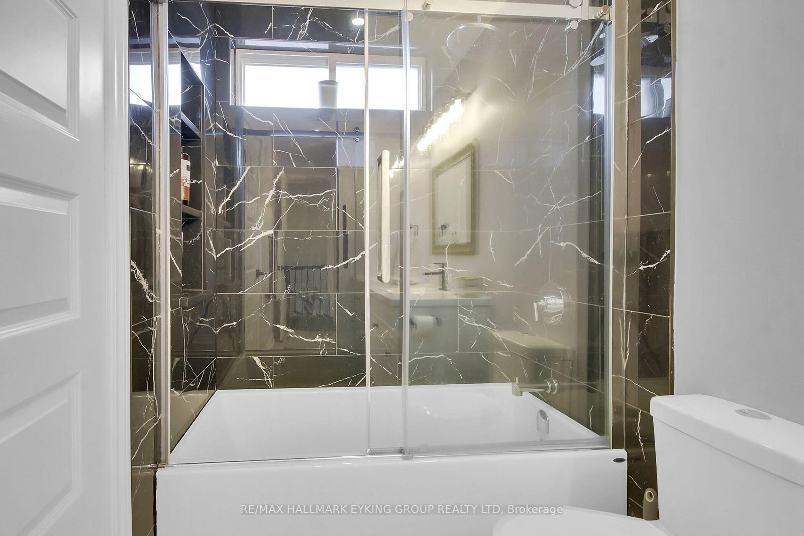 8 Vickers Way - Photo 32