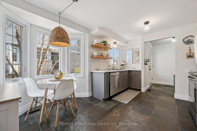 3 - 106 WOODLAWN Road E