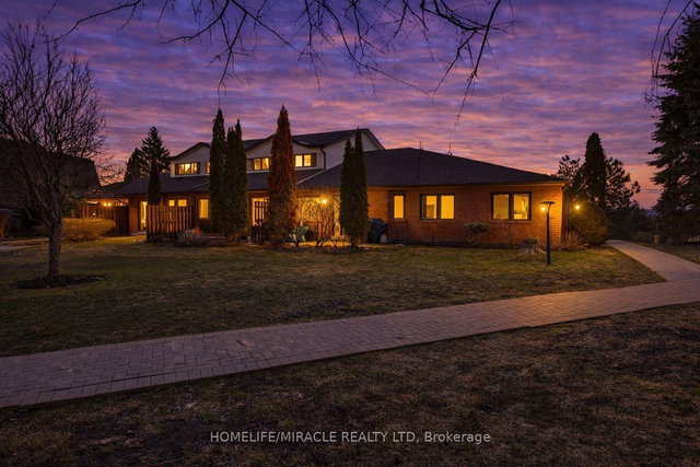 32 - 36 Champlain Crescent