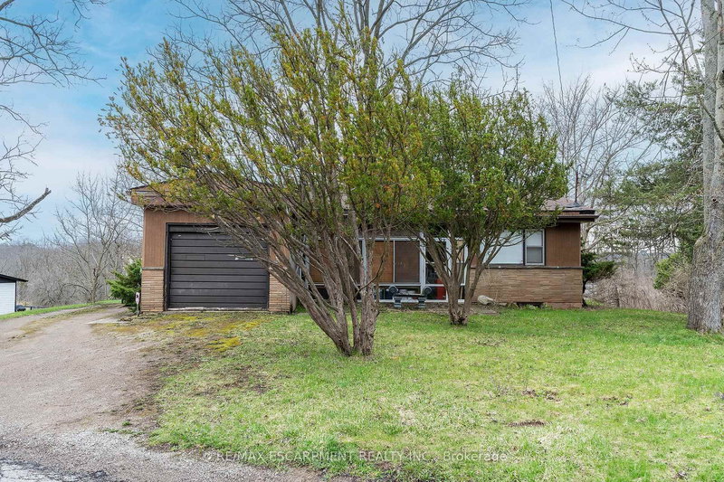 5 Homestead Ave, Hamilton, L9H 5Y6 | Image 2