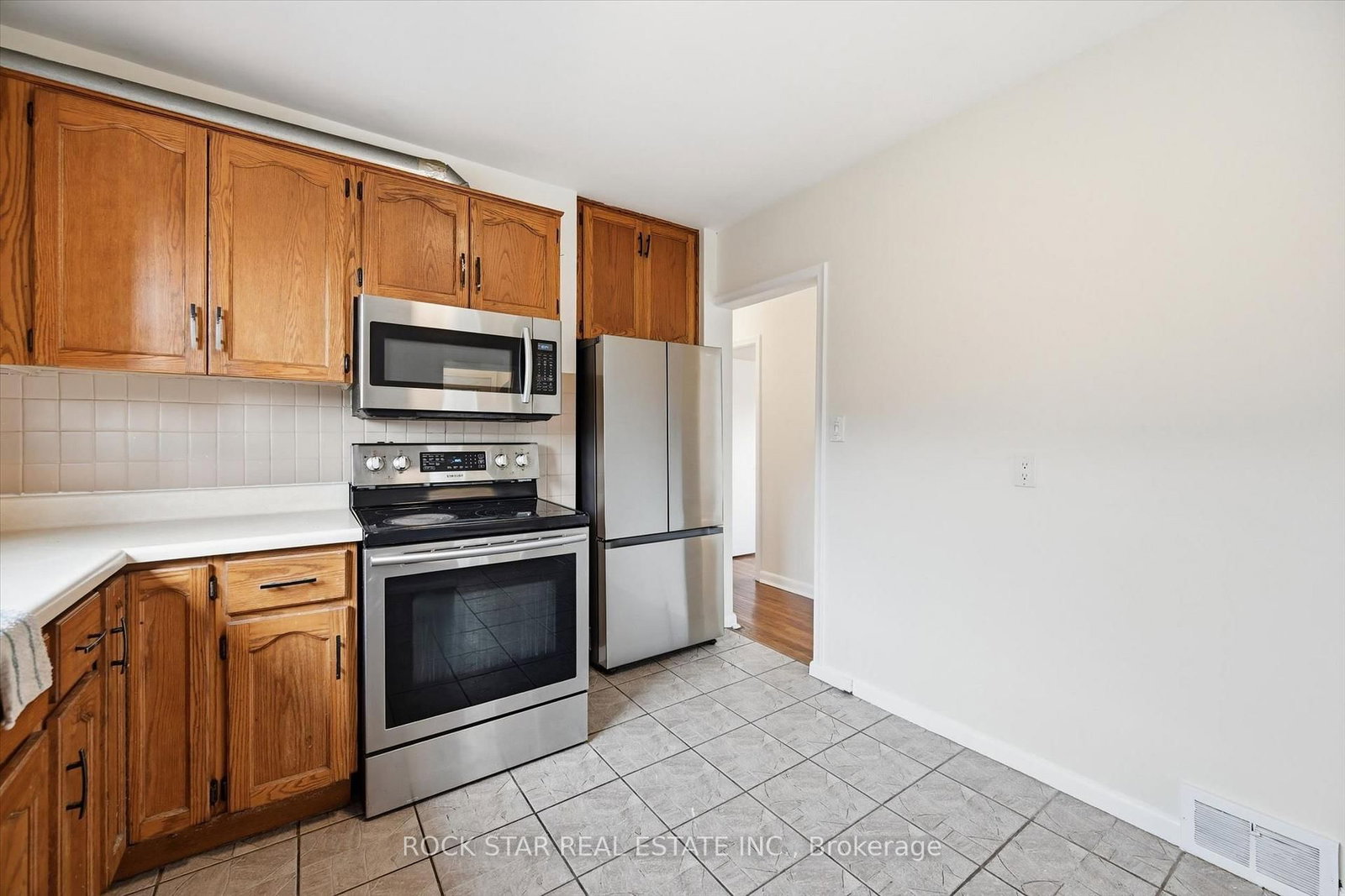 Detached House for sale at 324 East 33rd Street, Hamilton, Ontario, L8V 3T8 - Macassa - MLS: X13010928