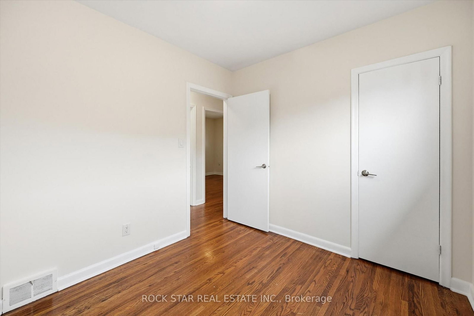 Detached House for sale at 324 East 33rd Street, Hamilton, Ontario, L8V 3T8 - Macassa - MLS: X13010928