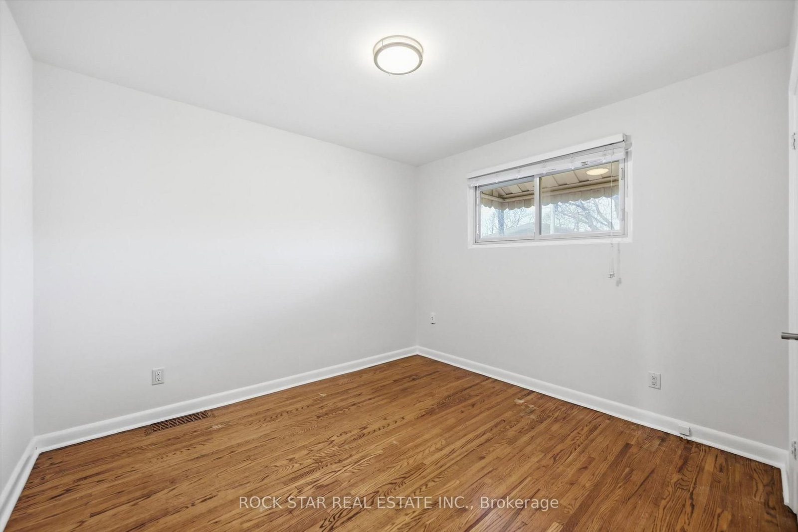 Detached House for sale at 324 East 33rd Street, Hamilton, Ontario, L8V 3T8 - Macassa - MLS: X13010928